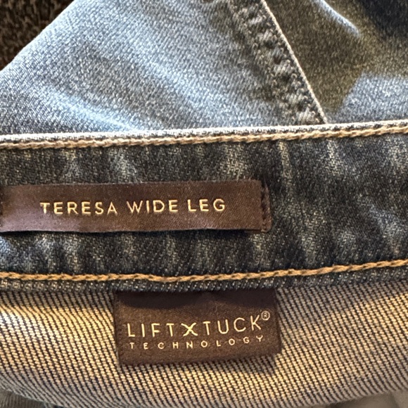 NYDJ Teresa Wide Leg Jeans
With Contoured Seams Romantic Indigo Size 10x31 - Picture 12 of 12